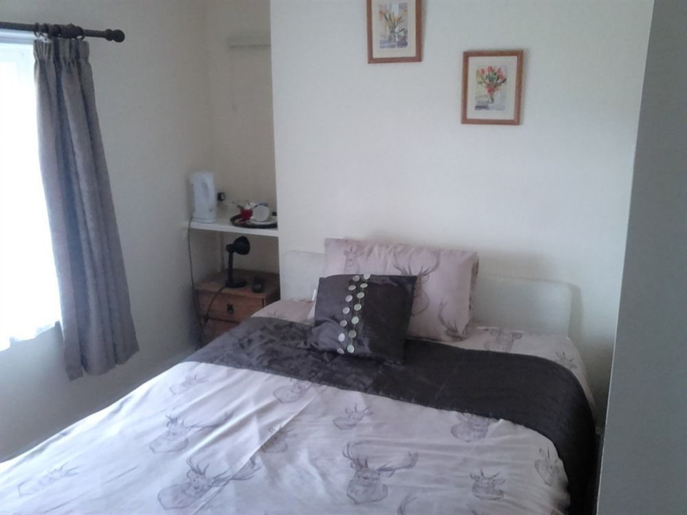 The Rose & Crown Hotel Bulford Bagian luar foto